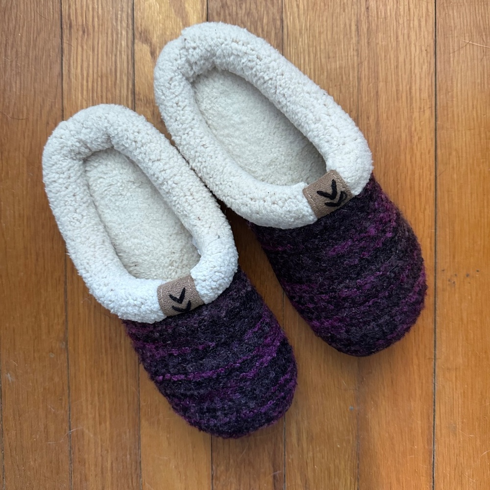 Women's plush slippers size 7.5-8 NEVER WORK